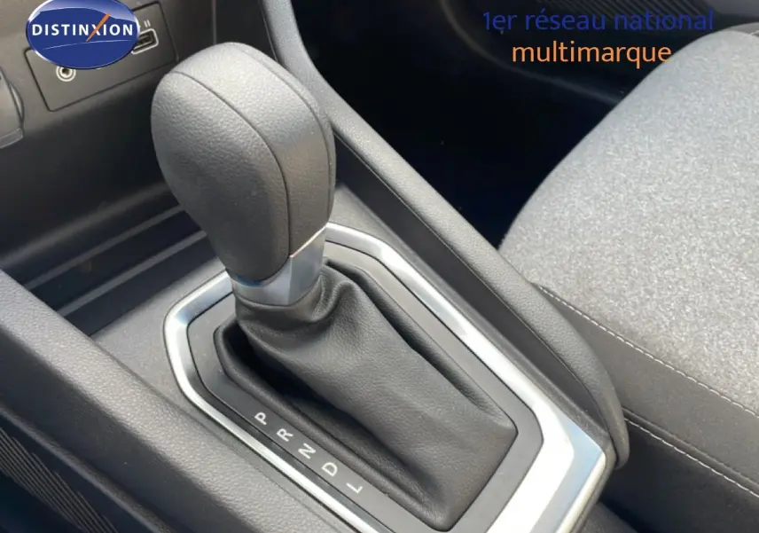 Le levier de vitesses automatique en cuir noir de la Renault Clio 2025, vue rapprochée de la console centrale.