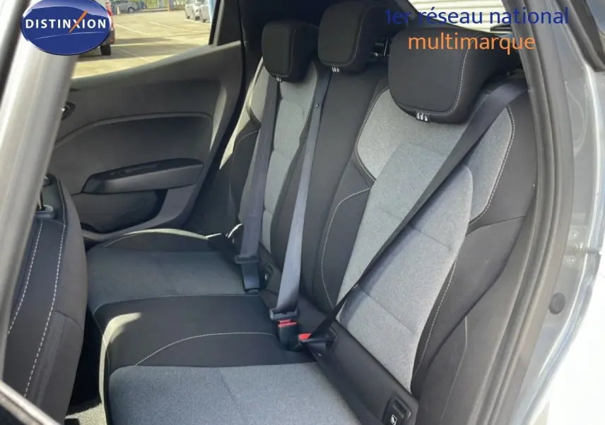 Vue intérieure côté droit des sièges arrière en tissu gris et noir de la Renault Clio 2025 gris schiste métal.