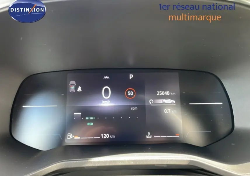 Tableau de bord numérique de Renault Clio gris schiste, affichant vitesse, kilométrage et indicateurs de conduite.