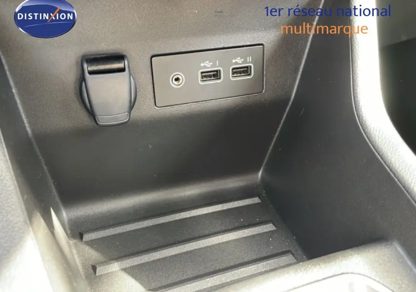 Détail de la console centrale intérieure montrant les ports USB et prise 12V d’une Renault Clio gris schiste 2025.