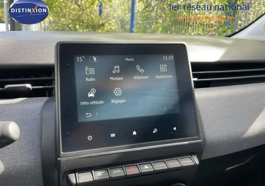 Écran tactile central affichant le menu multimédia dans l’habitacle gris clair de la Renault Clio 2025.
