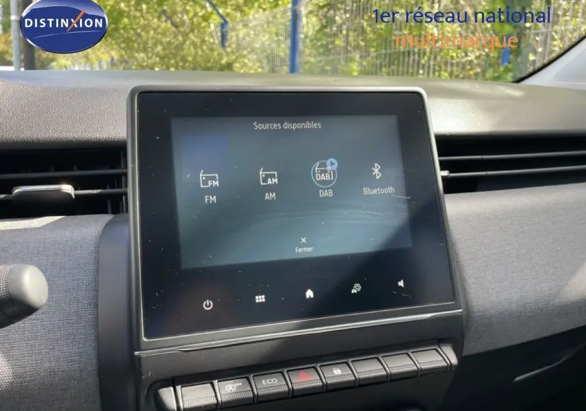 Vue intérieure centrée sur l'écran tactile multimédia de la Renault Clio 2025, ambiance lumineuse naturelle.
