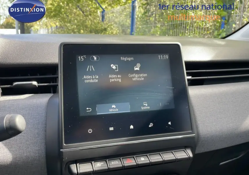Vue intérieure centrée sur l'écran tactile de la Renault Clio 2025 gris schiste, affichant les réglages d’aide à la conduite.
