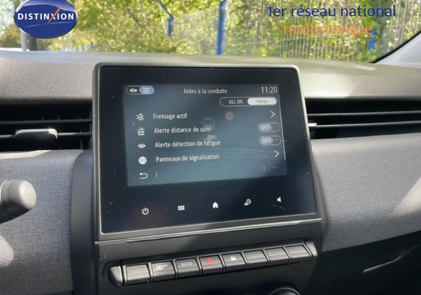 Vue rapprochée de l’écran tactile central de la Renault Clio 2025 gris schiste, affichant les aides à la conduite.