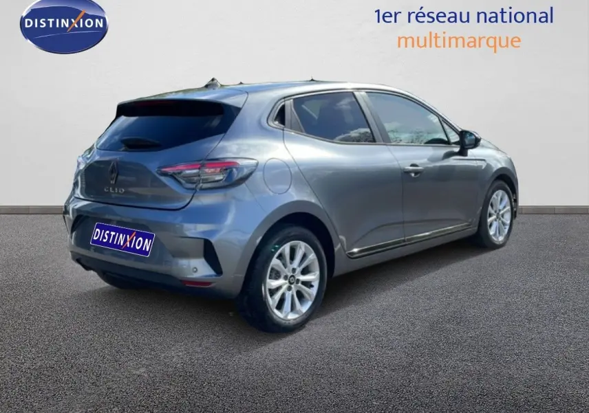 Vue 3/4 arrière droite d'une Renault Clio 2025 gris schiste métal avec jantes alliage et feux LED distinctifs.