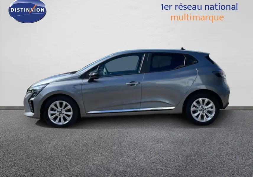 Profil droit d'une Renault Clio 2025 gris schiste métal avec jantes alliage et vitres teintées, sur fond neutre.