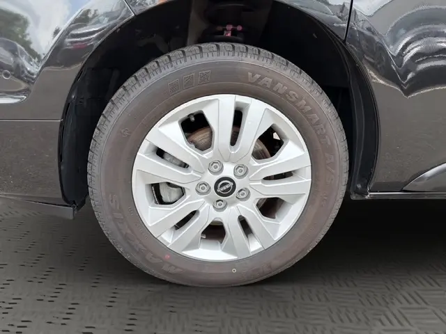 Gros plan sur la roue arrière droite noire du Nissan Primastar 2025, avec pneu et partie de la carrosserie visible.