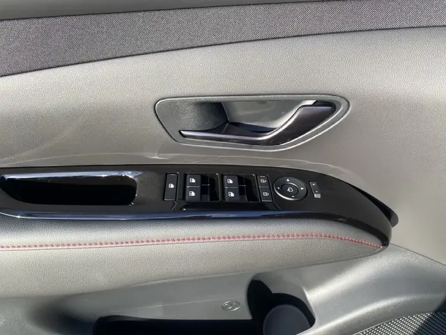 Détail de la porte côté conducteur du Hyundai Tucson 1.6 Hybrid N Line 2026 avec commandes de vitres et poignée argentée.