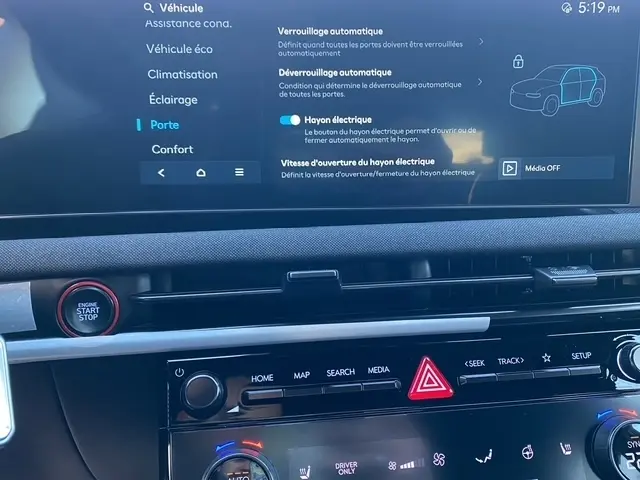 Vue rapprochée de la console centrale du Hyundai Tucson 2026 noir, avec écran tactile et commandes climatisation visibles.