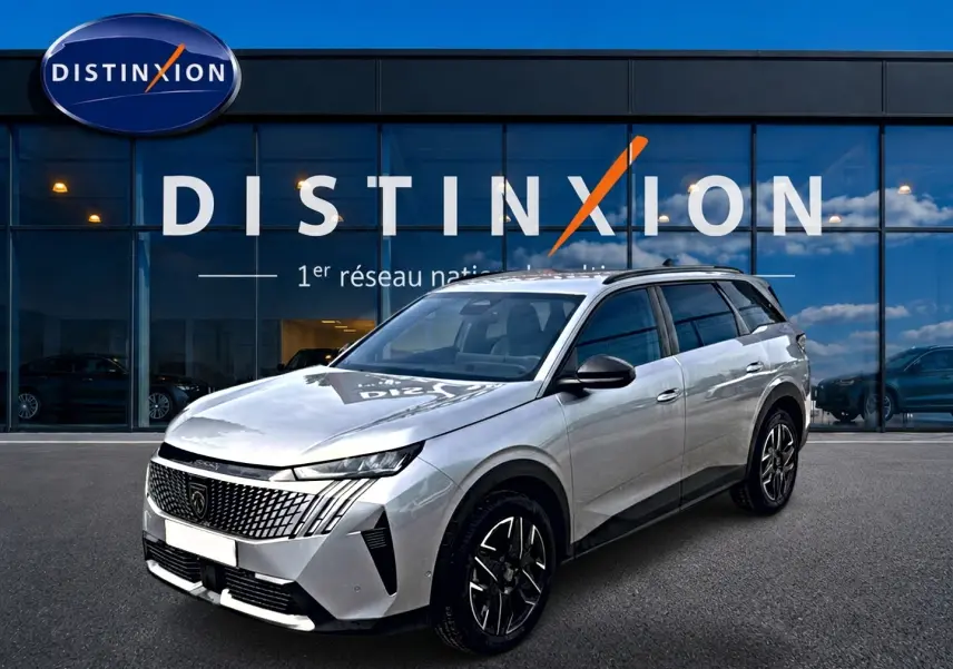Peugeot 5008 Hybrid 145 allure e-dcs6 gris artense en 3/4 avant droit devant vitrine Distinxion.