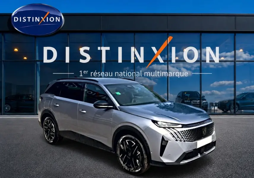 Peugeot 5008 Hybrid 145 allure e-dcs6 gris artense en 3/4 avant droit devant showroom Distinxion.