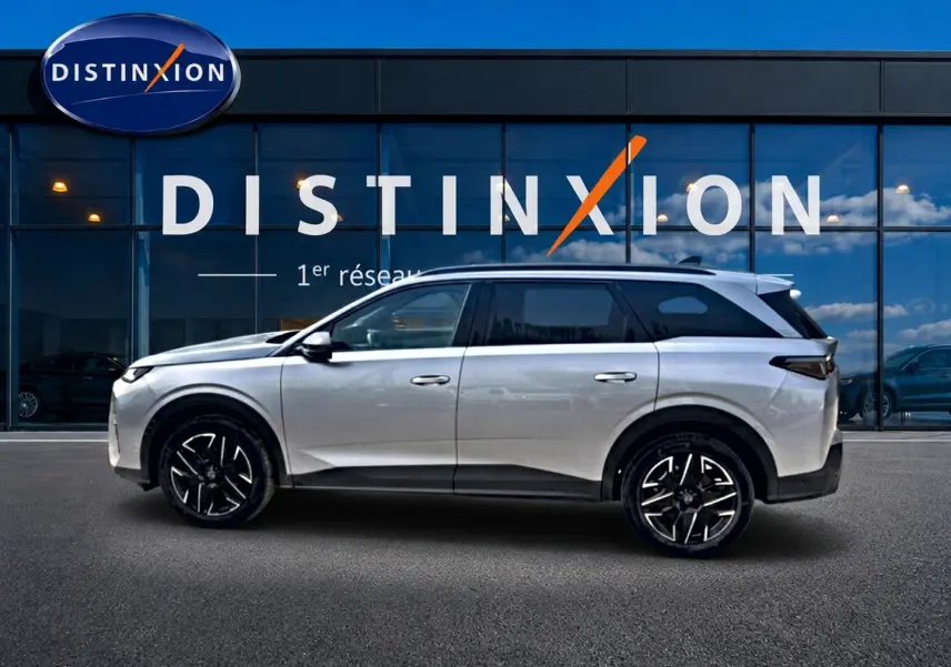 Profil droit d'un Peugeot 5008 gris artense 2025, SUV hybride avec jantes alliage noires et toit noir contrasté.