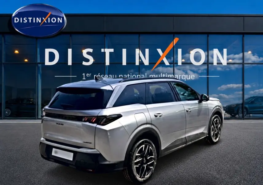 Peugeot 5008 Hybrid 145 allure e-dcs6 gris artense en 3/4 arrière droit, avec vitres arrière surteintées et jantes alu.