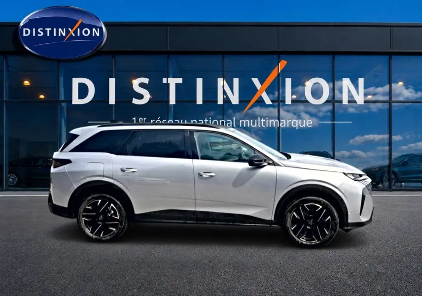 Peugeot 5008 Hybrid 145 allure e-dcs6 gris artense vue de profil côté gauche devant une vitrine Distinxion.