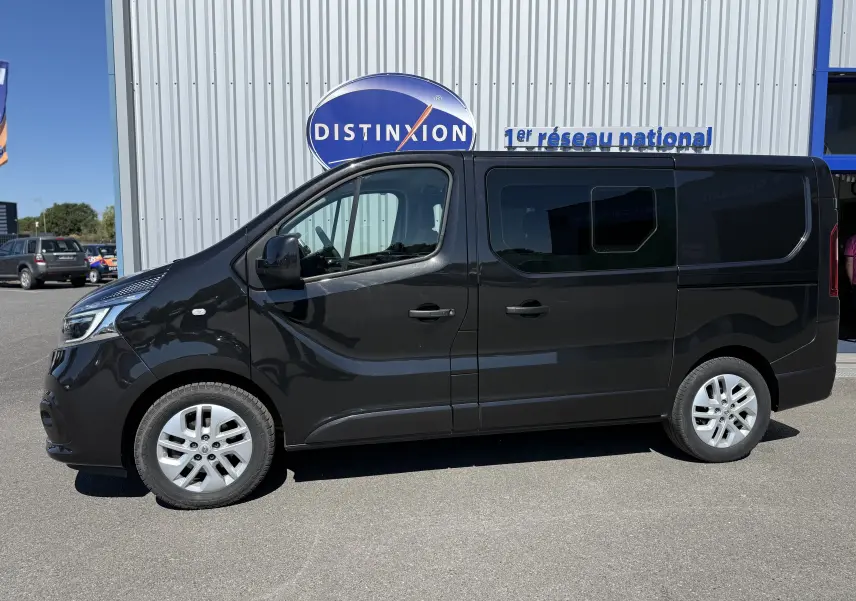 Renault Trafic cabine approfondie gris, vue de profil côté gauche, avec vitres teintées et jantes argentées.