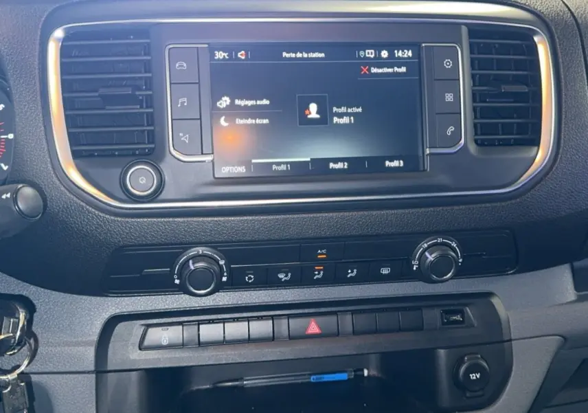 Tableau de bord de l'Opel Vivaro Combi gris 2022, vue rapprochée de l'écran tactile et commandes climatisation.