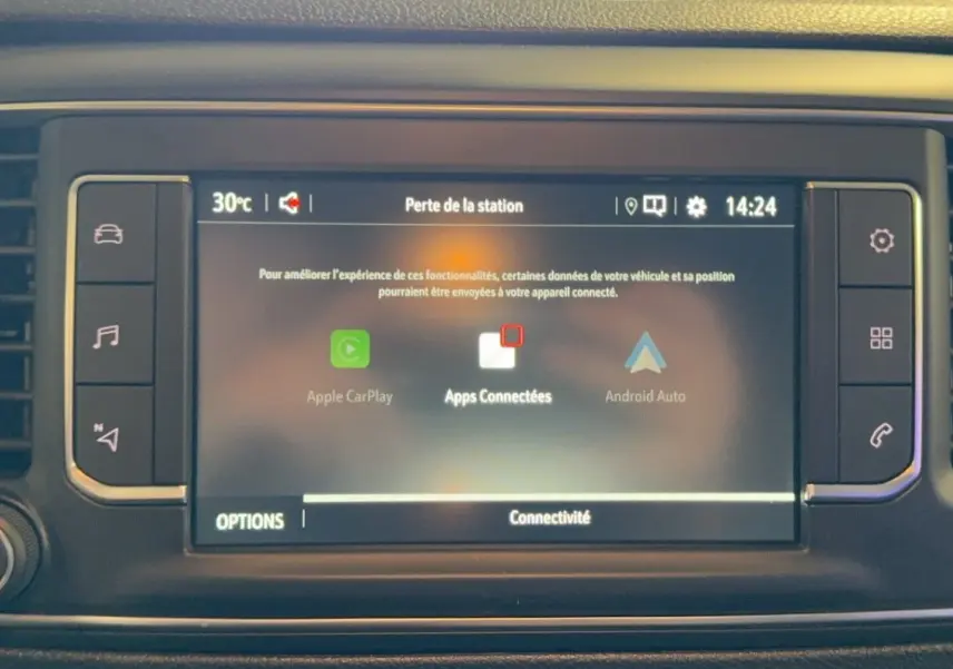 Écran tactile central du tableau de bord de l'Opel Vivaro Combi 2022 affichant les options Apple CarPlay et Android Auto.