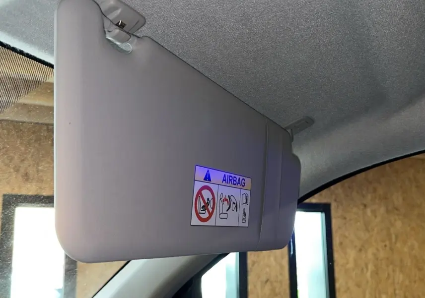 Pare-soleil côté conducteur gris avec avertissement airbag dans l'habitacle de l'Opel Vivaro Combi 2022.