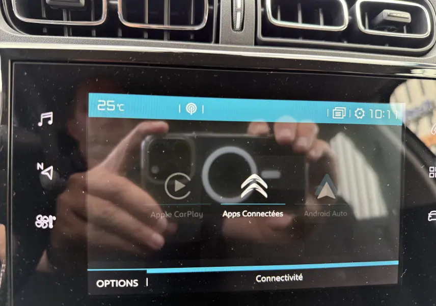 Écran tactile central de la Citroën C3 2024 gris platinium affichant les options Apple CarPlay et Android Auto.