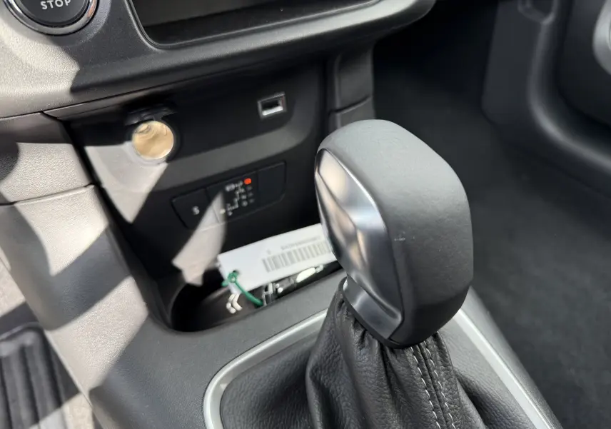 Le levier de vitesse automatique de la Citroën C3 gris platinium 2024 vu en gros plan côté console centrale.