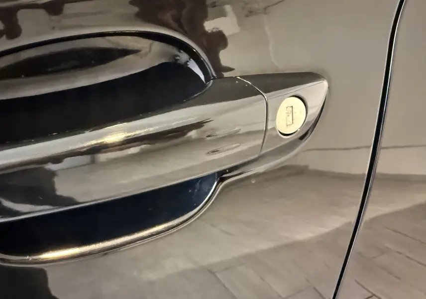 Poignée de porte noire métal en gros plan sur le côté droit de l'Opel Grandland X hybride rechargeable 2021.