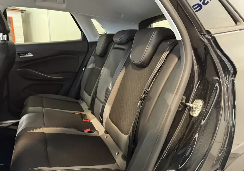 Vue intérieure côté droit des sièges arrière noirs en cuir et tissu de l'Opel Grandland X hybride rechargeable 2021.