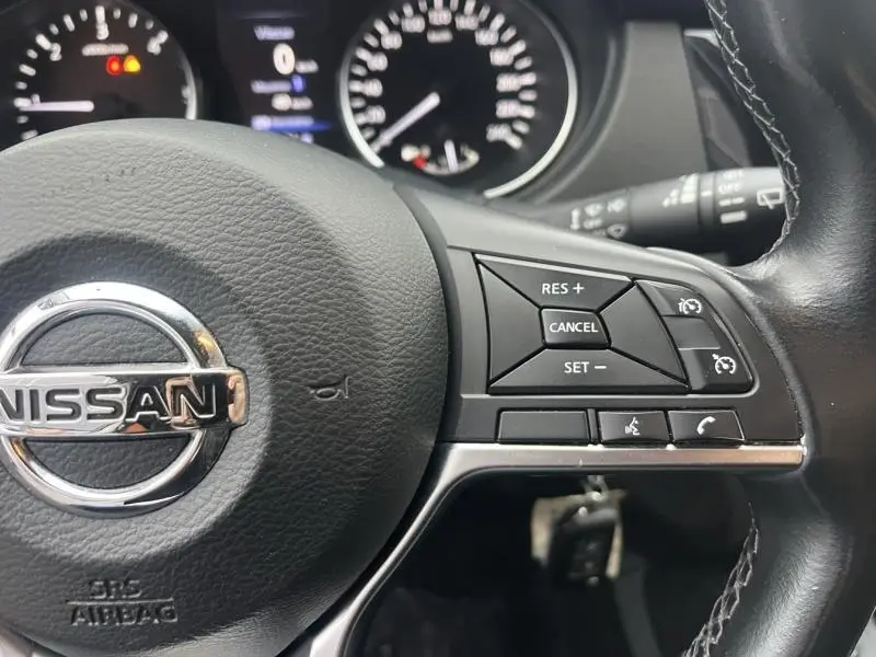 Gros plan sur le volant cuir noir multifonction du Nissan Qashqai 2020 avec commandes de régulateur et téléphone intégrées