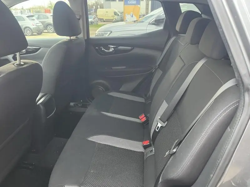 Vue intérieure côté droit sur la banquette arrière tissu noir et gris du Nissan Qashqai 2020 Gris Squale.