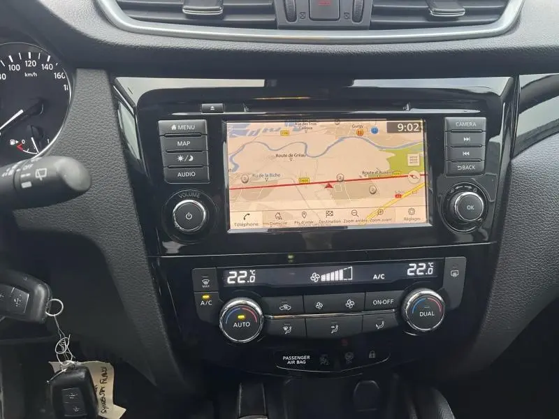 Tableau de bord du Nissan Qashqai 2020 avec écran tactile GPS et commandes climatisation bi-zone visibles en gros plan