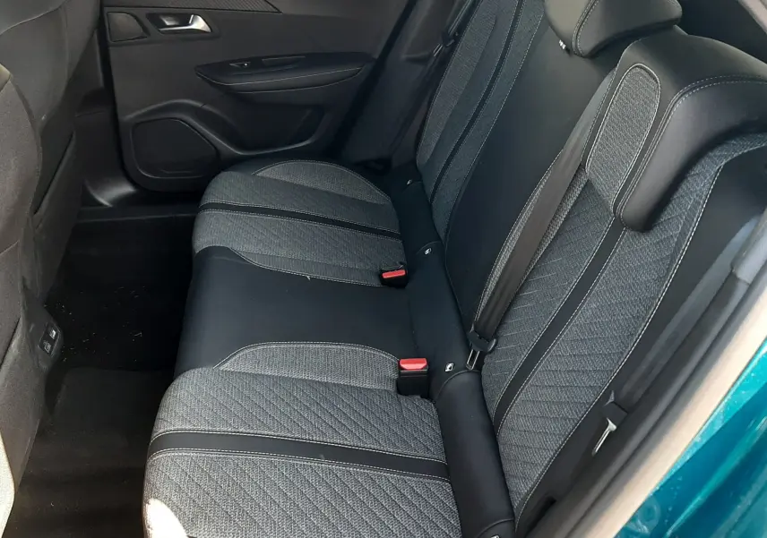 Vue intérieure côté droit des sièges arrière en tissu gris et noir du Peugeot 2008 Hybrid 145 Allure Bleu Obsession 2025.