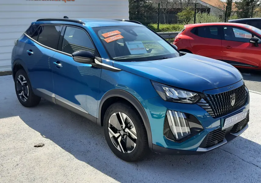 Peugeot 2008 Hybrid 145 Allure bleu obsession en 3/4 avant droit, avec jantes bi-ton et calandre distinctive.