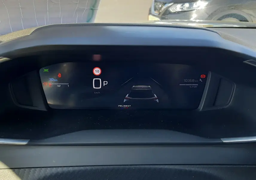Vue rapprochée du tableau de bord numérique du Peugeot 2008 Hybrid 145 Allure, affichage moderne et épuré.