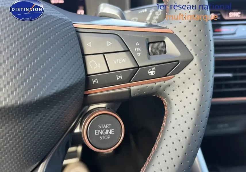 Gros plan sur le volant cuir perforé noir du CUPRA Formentor 2.0 TDI 150, avec bouton start/stop et commandes multifonctions.