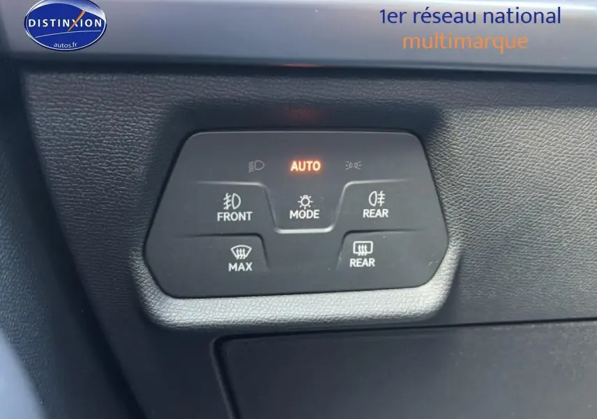 Panneau de commande d’éclairage automatique sur tableau de bord noir d’une CUPRA Formentor 2026.