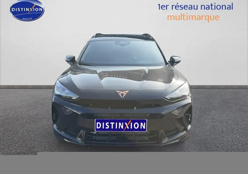 Vue avant d'un CUPRA Formentor noir 2026 avec logo cuivré et calandre sportive, sur fond neutre.