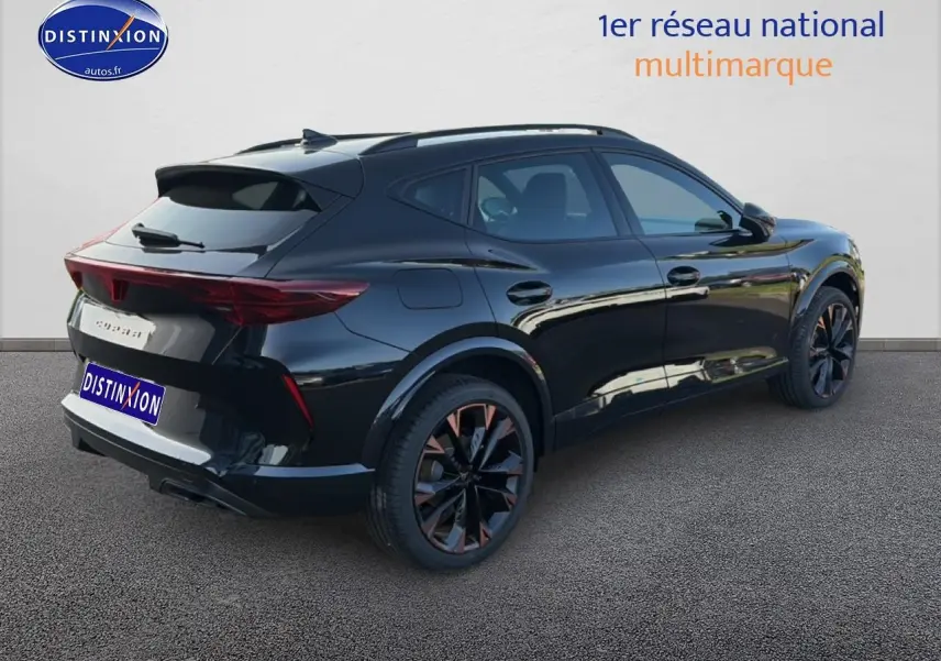 Vue 3/4 arrière droite d'un CUPRA Formentor noir 2026 avec jantes noires et détails cuivrés, vitres surteintées et barres de toit.