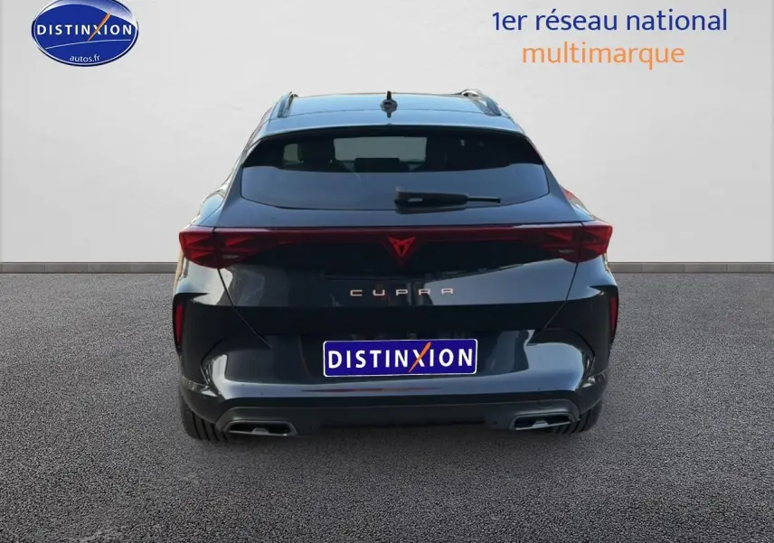 Vue arrière d'un CUPRA Formentor noir 2026 avec feux LED reliés et double sortie d'échappement.