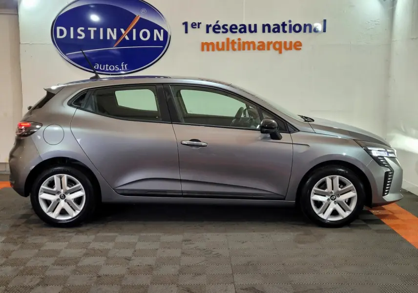 Profil droit de la Renault Clio Evolution Blue dCi 100 2025 gris foncé avec phares LED et jantes alliage visibles.