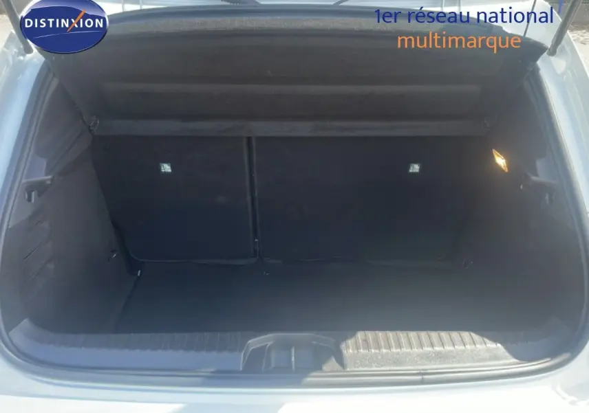Coffre ouvert d'une Renault Clio blanche 2025, vue arrière montrant l'espace de chargement vide et l'intérieur noir.