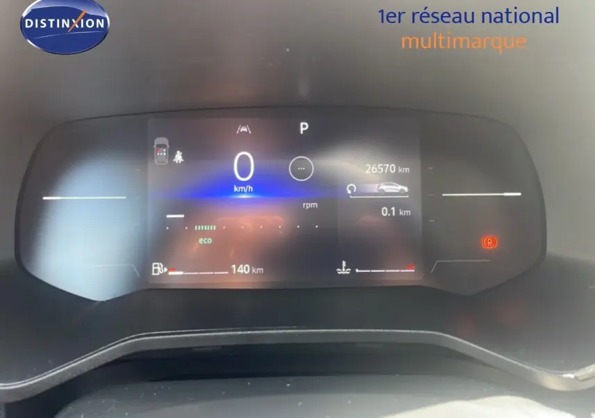 Tableau de bord numérique de Renault Clio blanc 2025, affichant vitesse à 0 km/h et 26 570 km au compteur.