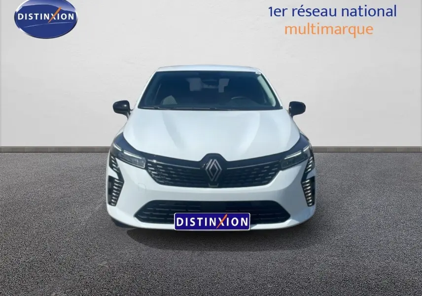 Vue frontale d'une Renault Clio blanche 2025 avec calandre noire et feux LED distinctifs, sur fond neutre.