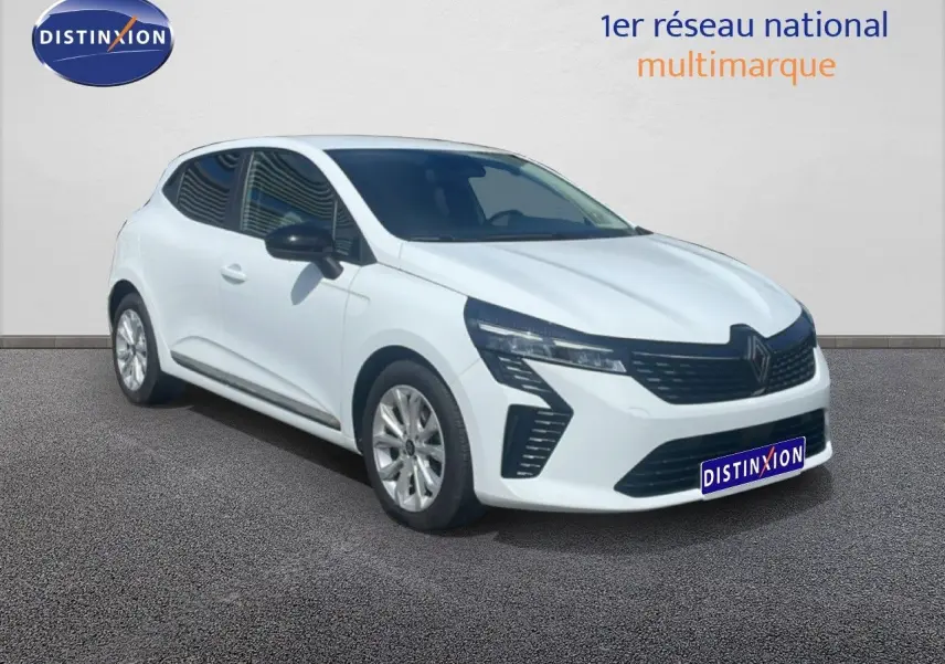 Renault Clio blanche vue 3/4 avant droit, avec calandre noire et phares LED distinctifs.