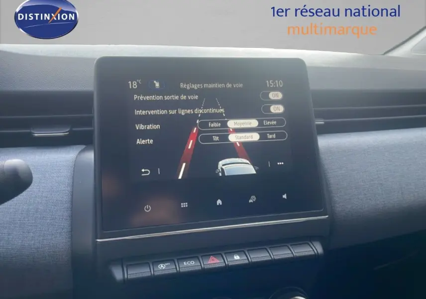 Écran tactile central du tableau de bord de la Renault Clio blanche 2025, affichant les réglages d’aide à la conduite.