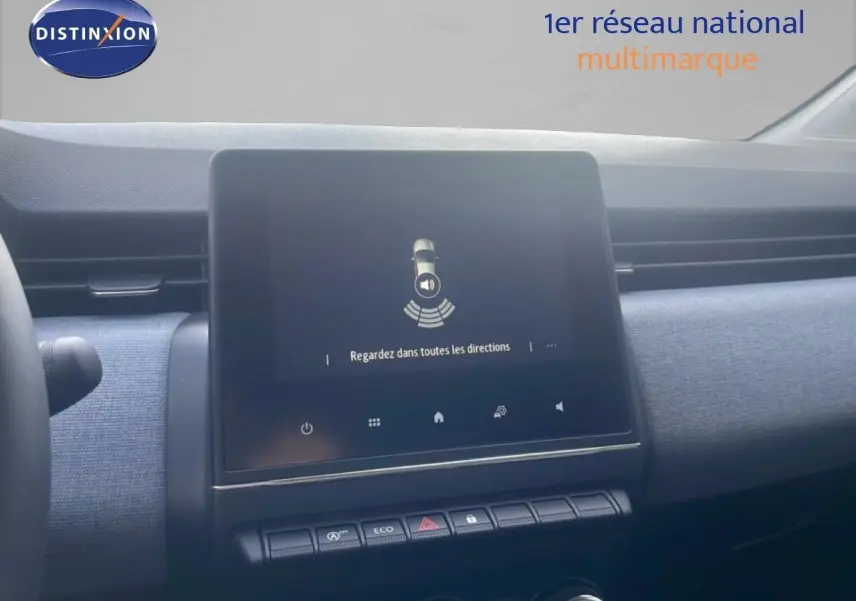 Vue intérieure centrée sur l'écran tactile du tableau de bord de la Renault Clio 2025 avec finition tissu noir.