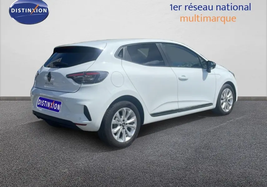 Vue 3/4 arrière droite d'une Renault Clio blanche 2025 avec jantes alliage et vitres teintées.