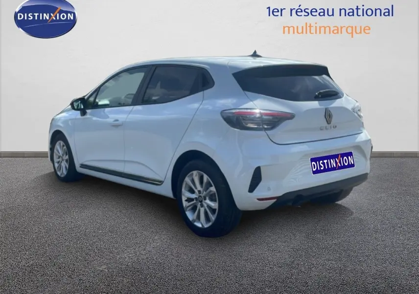 Renault Clio blanche vue 3/4 arrière droit, avec jantes alliage et vitres teintées, sur fond neutre.