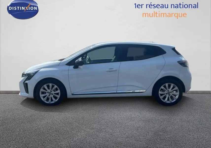 Profil droit d'une Renault Clio blanche 2025 avec jantes alliage et vitres teintées, sur fond neutre extérieur.
