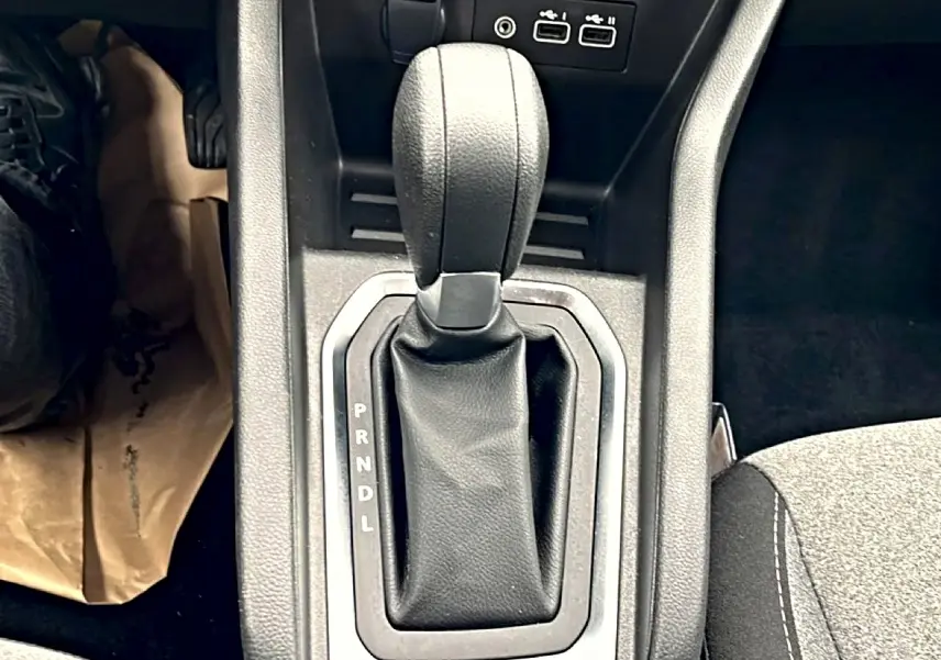 Le levier de boîte automatique noir de la Renault Clio V, vue rapprochée de la console centrale avec ports USB visibles.