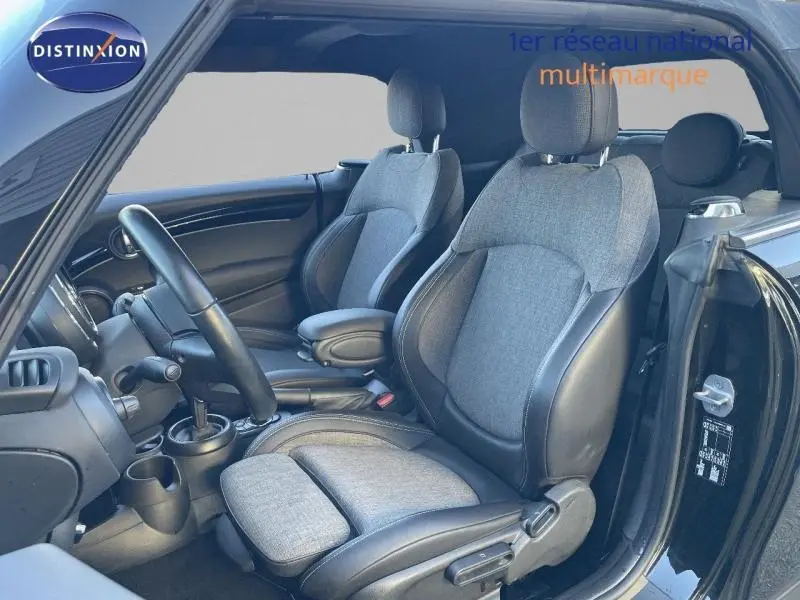 Intérieur avant droit du MINI Cabriolet Cooper 2023 en Midnight Black II, sièges tissu et similicuir gris et noir.