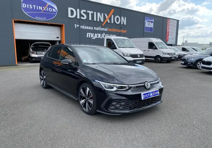 Volkswagen Golf VIII GTD noire métallisée vue 3/4 avant droit avec jantes alliage 18 pouces et étriers rouges.